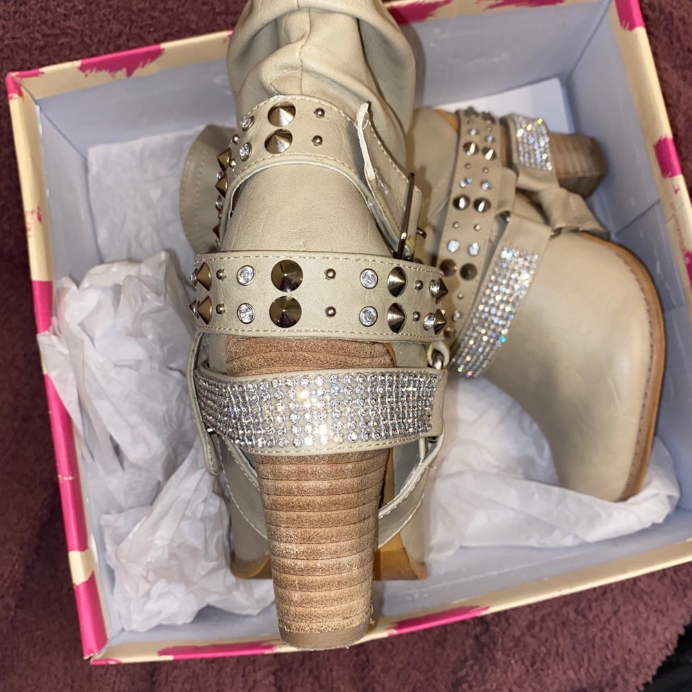 Boots - Picture 3 of 3